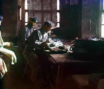 Arbeiter formen einen künstlerischen Guss in den Kasli-Eisenwerken, Uralgebirge, Russisches Reich, 1910 von Sergey Prokudin Gorsky